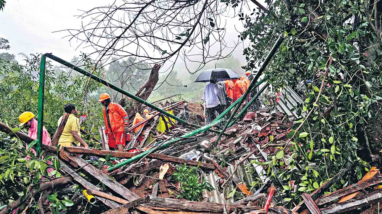 కొండచరియలు విరిగిపడి 16 మంది మృతి