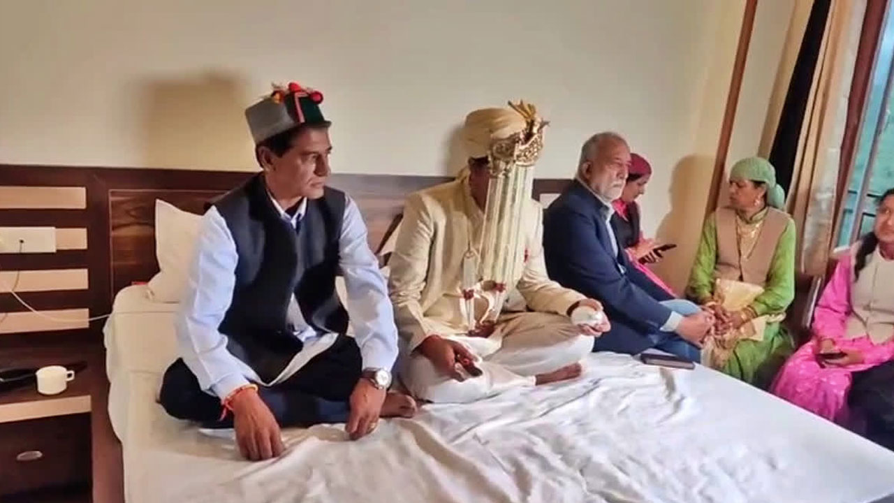 Marriage | వ‌ర్షం సాక్షిగా.. నిర్ణ‌యించిన‌ ముహుర్తానికి ఆన్‌లైన్‌లో పెళ్లి..