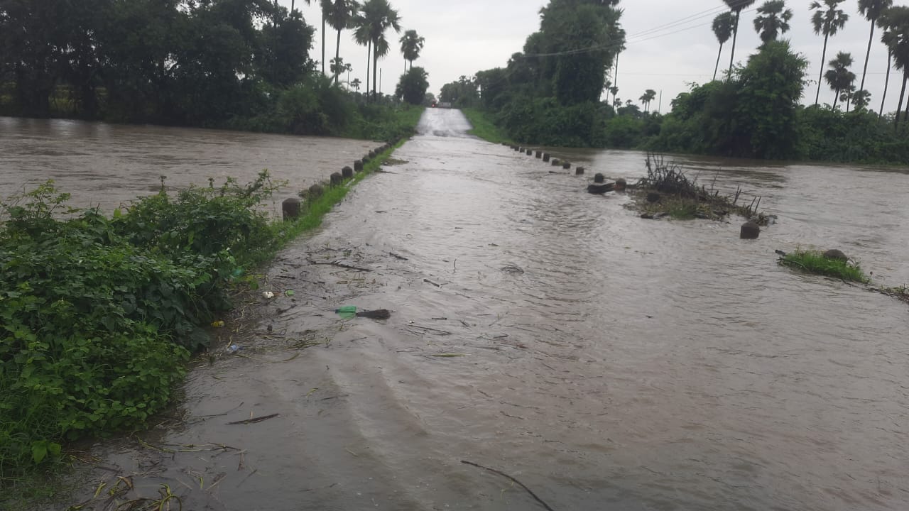 Heavy rains | తెలంగాణలో దంచికొడుతున్న వానలు..పొంగిపొర్లుతున్న వాగులు, వంకలు