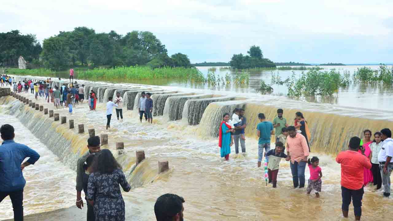 Photo Story | సినుకు కురువంగా.. మనసు చిందేయంగా..
