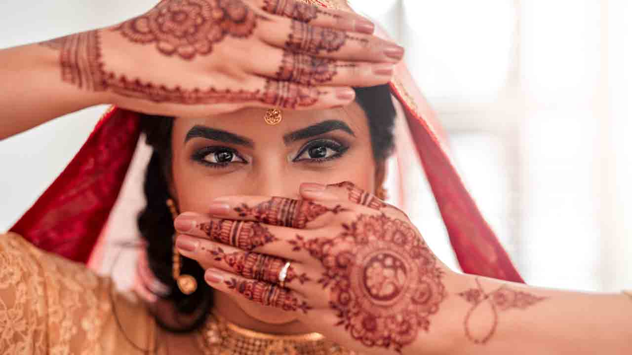 Mehndi | మెహిందీ కోన్‌ పట్టుకోవడం రాకపోయినా అరచేతిపై అద్భుతమైన డిజైన్లు వేసుకోవచ్చు!