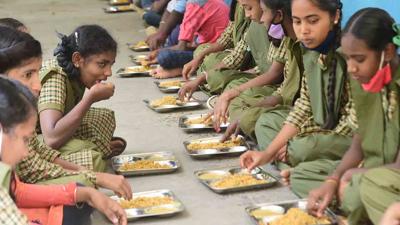 Telangana | విద్యార్థులకు మధ్యాహ్న భోజనంలో చేపల పులుసు!