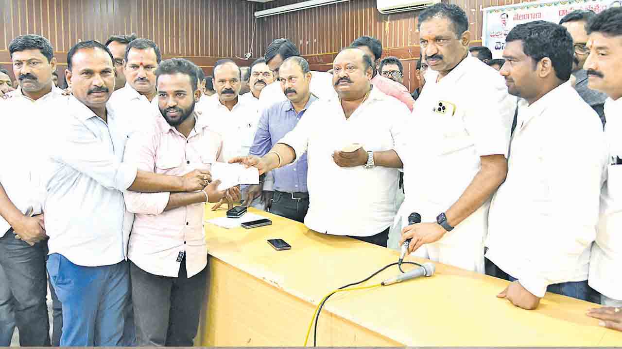 వృత్తిదారులకు అండగా ఉంటాం