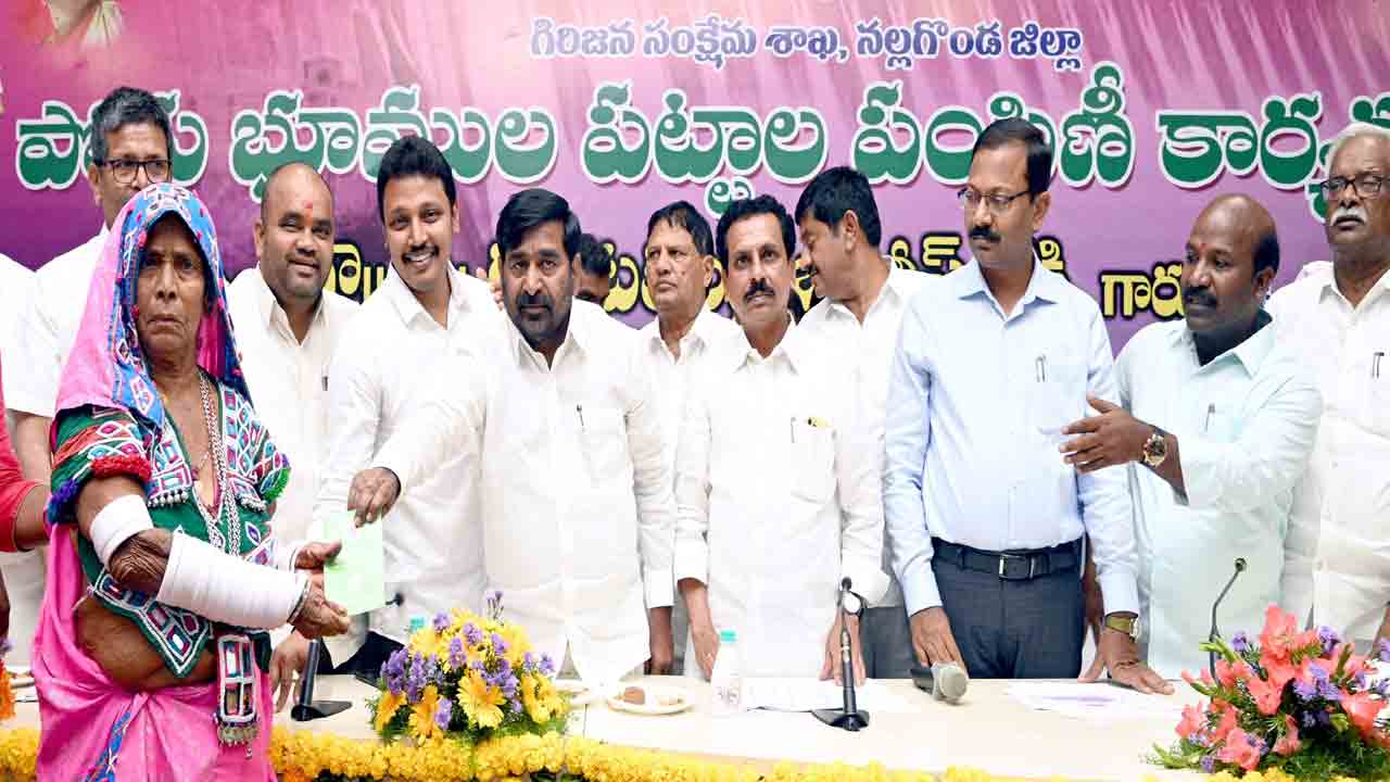 స్వరాష్ట్రంలోనే గిరిజన జీవితాల్లో వెలుగులు