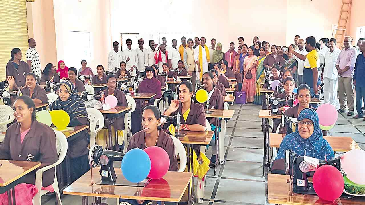 అభివృద్ధి పనులకు మంత్రి మల్లారెడ్డి శంకుస్థాపన