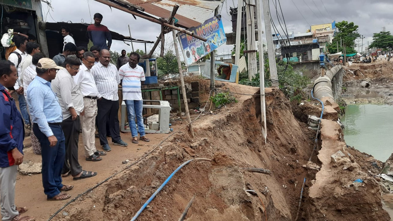 Jogulamba Gadwal | అయిజ‌లో ఊడిన‌ మిషన్ భగీరథ పైపు లైన్ జాయింట్లు.. యుద్ధప్రాతిపదికన చర్యలు చేపడుతామ‌న్న‌ ఎస్ఈ