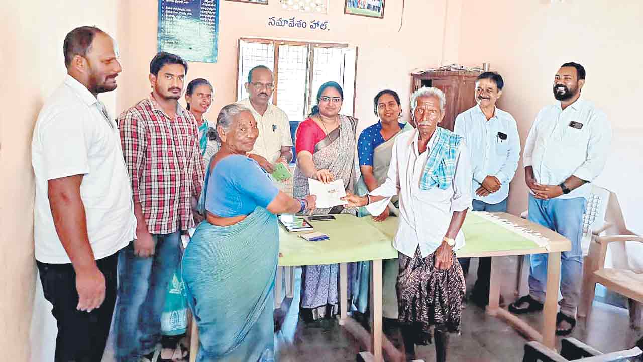 ఎమ్మెల్యే సీతక్క తల్లిదండ్రులకు పోడు పట్టా
