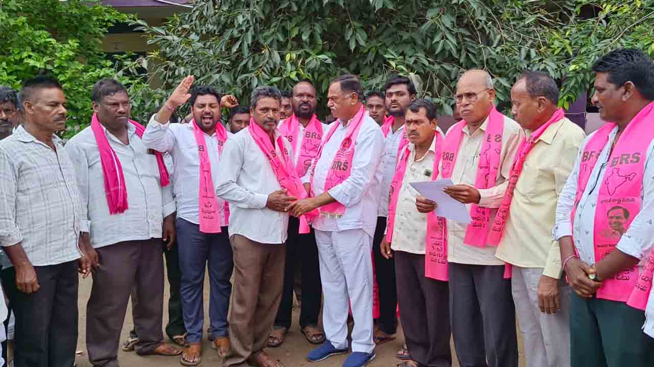 MLA Manohar Reddy | ఎమ్మెల్యే మనోహర్‌ రెడ్డి సమక్షంలో బీఆర్‌ఎస్‌లో భారీగా  చేరికలు