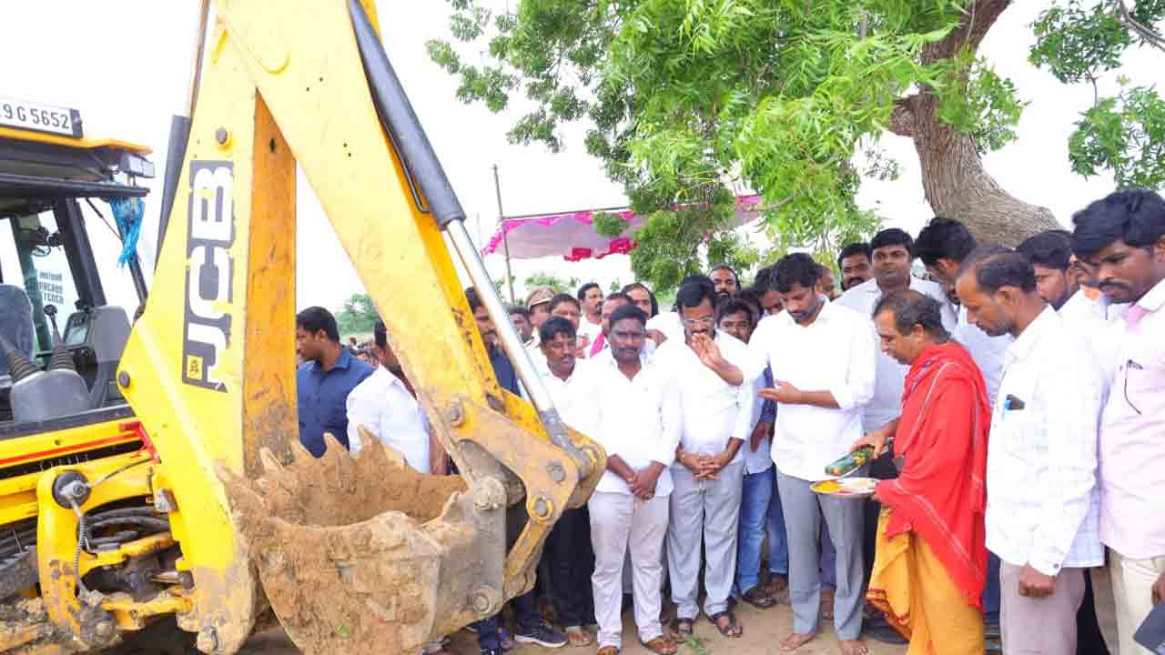 Whip Balka Suman | చెన్నూరు బస్‌ డిపో నిర్మాణ పనులను ప్రారంభించిన ప్రభుత్వ విప్ బాల్క సుమన్ 