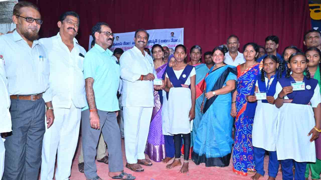 MLA Krishnamohan Reddy  | విద్యార్థులు పట్టుదలతో చదవాలి : ఎమ్మెల్యే  కృష్ణమోహన్‌రెడ్డి అన్నారు