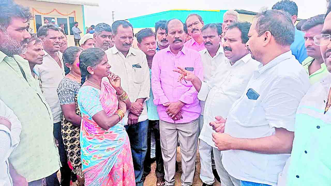 రాజకీయ లబ్ధి కోసమే వ్యాగన్‌ పరిశ్రమ