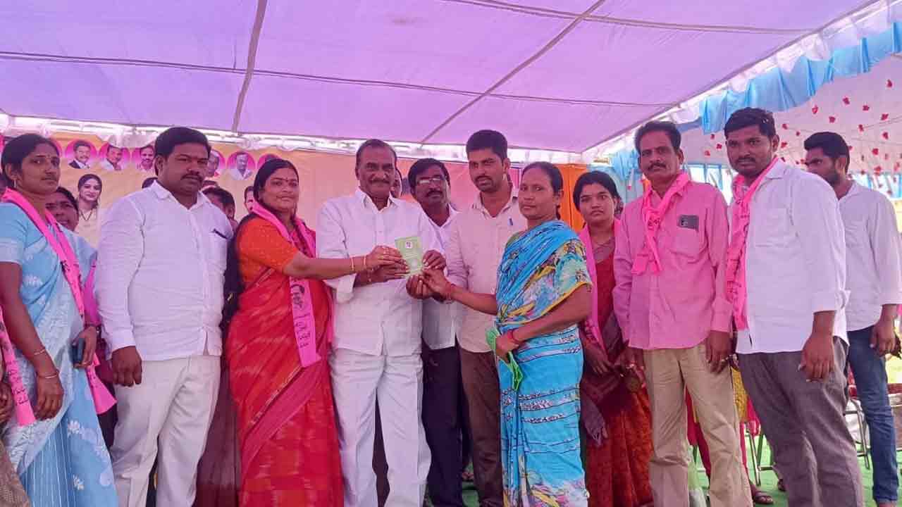 పట్టా తెచ్చిన ఆనందం