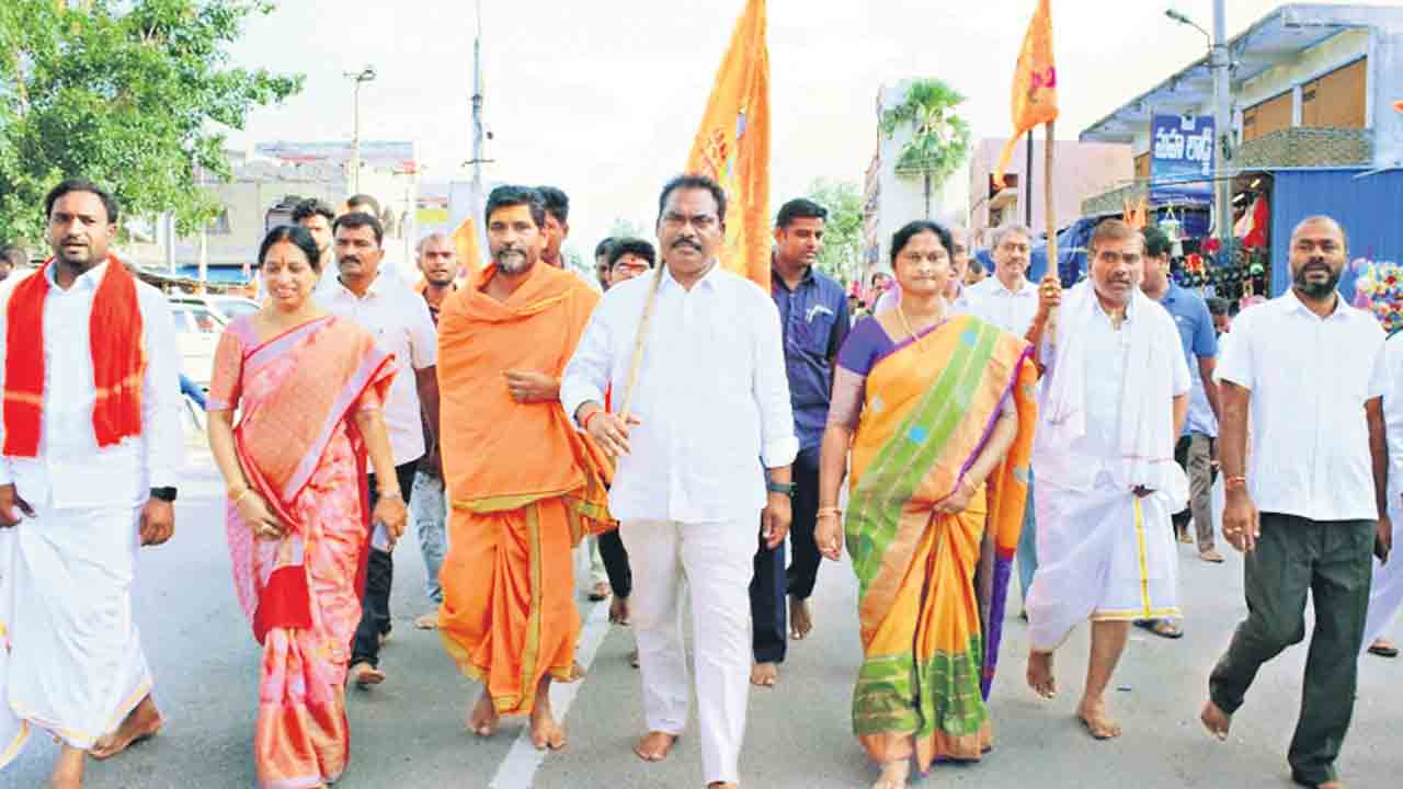 కొండగట్టు క్షేత్రంలో ఎమ్మెల్యే దంపతుల గిరి ప్రదక్షిణ