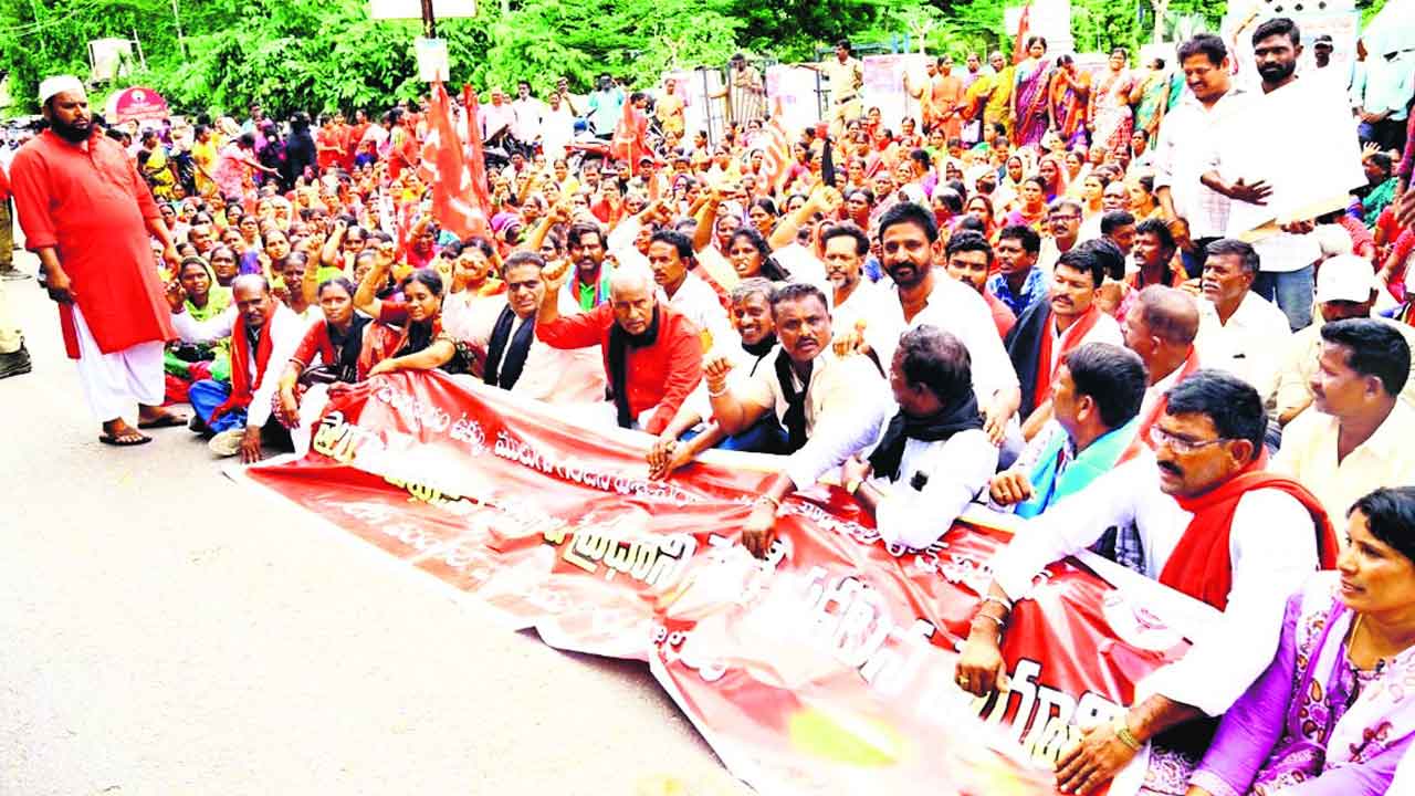 ప్రధాని పర్యటన ఎన్నికల స్టంటే..