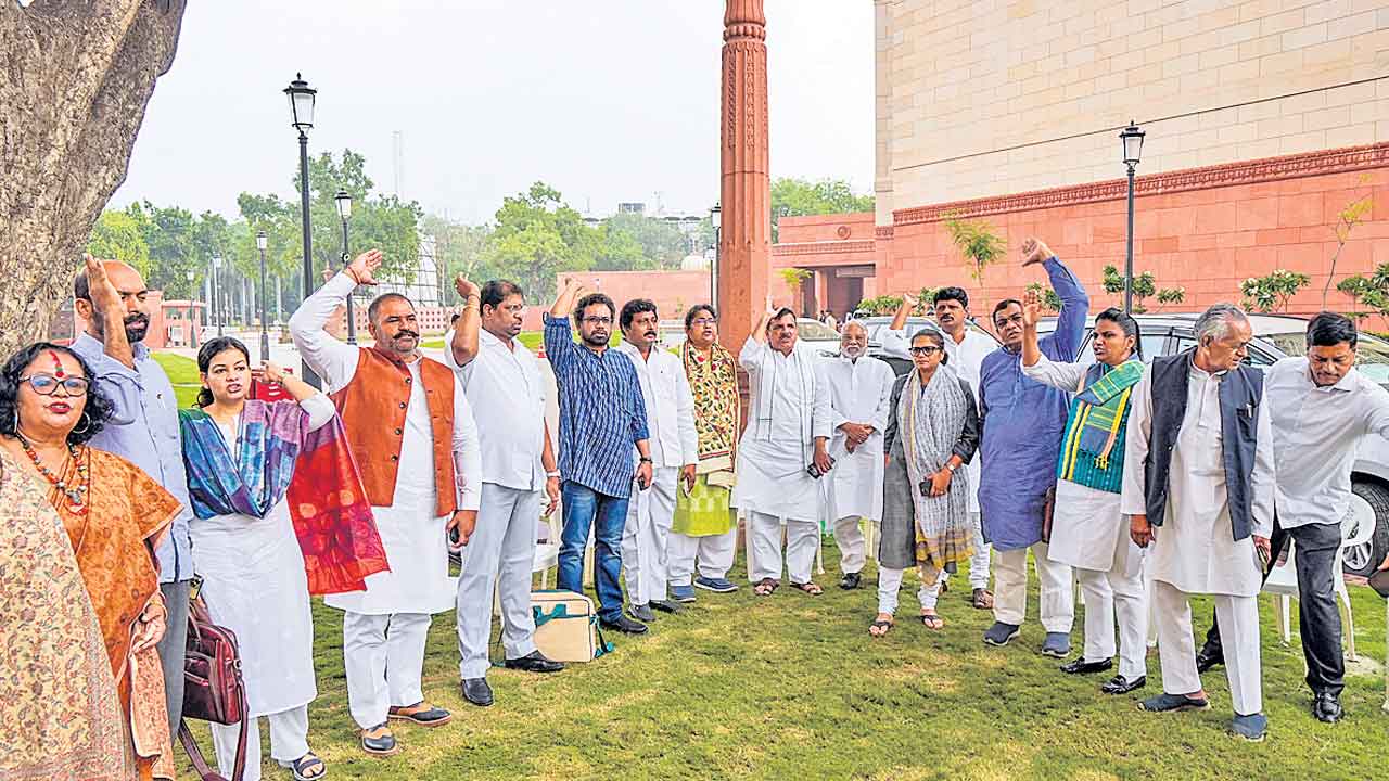 పట్టు వీడని బీఆర్‌ఎస్‌.. మణిపూర్‌పై ఉభయ సభల్లో వాయిదా తీర్మానం