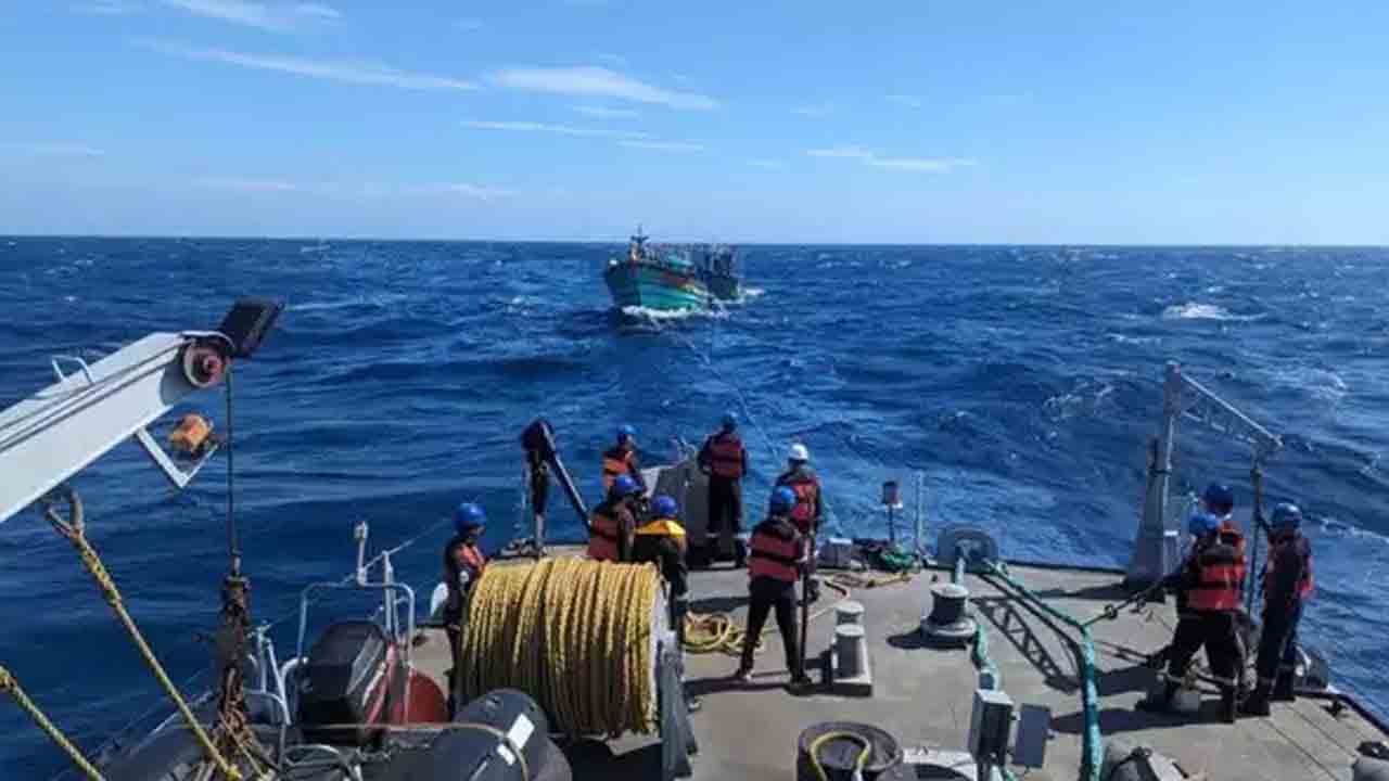 Indian Navy | చేపల వేటకెళ్లి సముద్రంలో చిక్కుకుపోయిన మత్స్యకారులు.. 30 గంటలు శ్రమించి ఒడ్డుకు చేర్చిన నేవీ