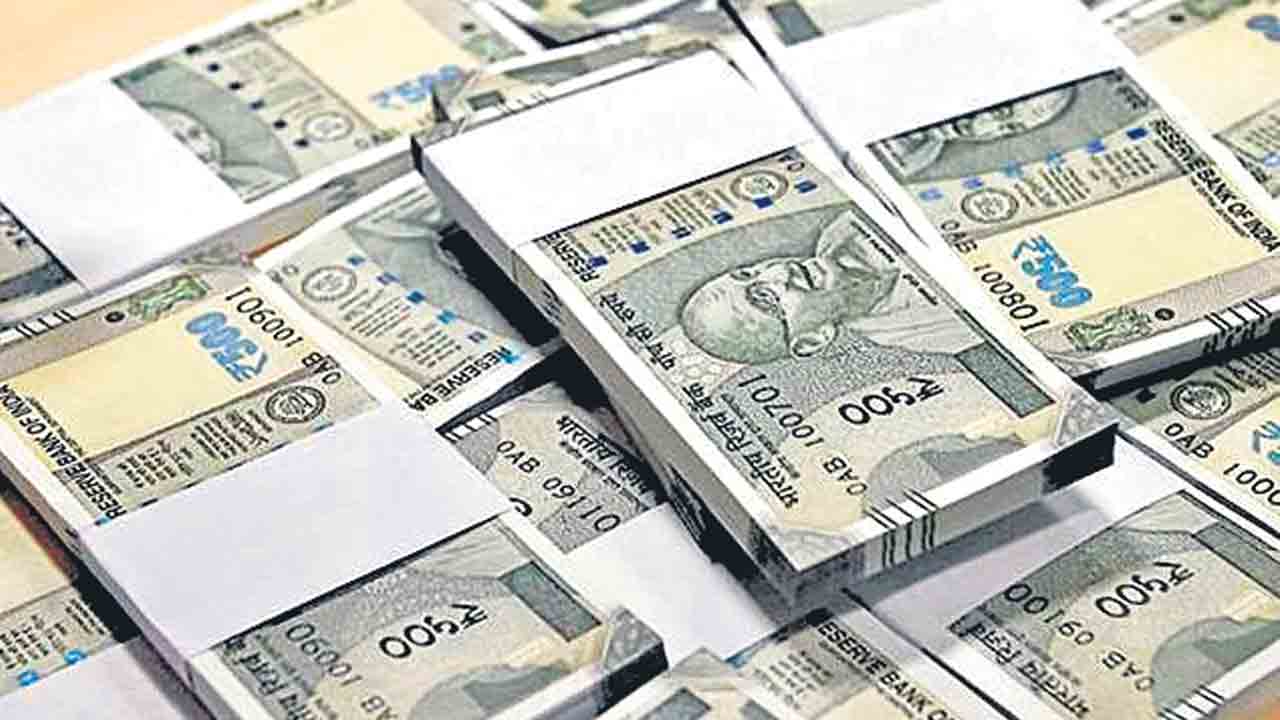 BJP |  పాదయాత్ర పేరుతో బండి సంజయ్‌ ధనయాత్ర.. ఇప్పుడు ఆ 100 కోట్ల చుట్టే రాజకీయం