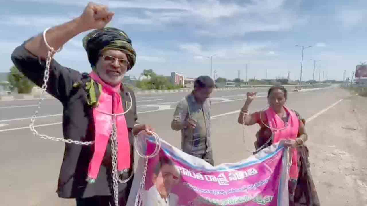 CM KCR | నల్లని దుస్తులు, బేడీలు ధరించి.. మహారాష్ట్ర నుంచి ప్రగతిభవన్‌కు దంపతుల పాదయాత్ర !