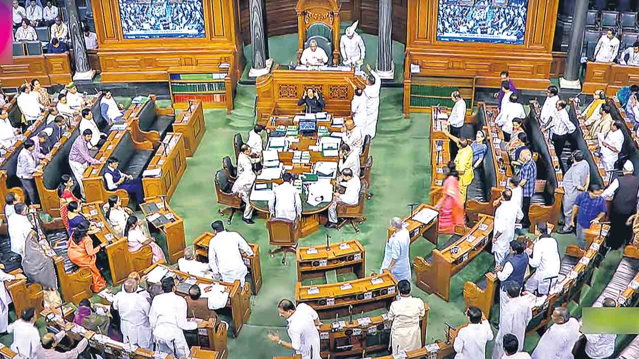 దద్దరిల్లిన పార్లమెంట్‌