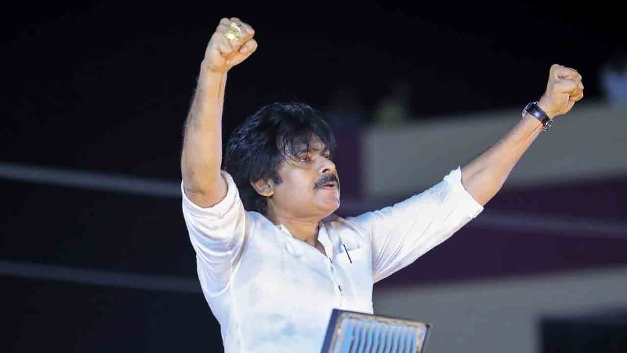 ట్విట్టర్‌ అకౌంట్‌కు పెట్టిన ప్రొఫైల్‌ ఫొటోనే తన ఇన్‌స్టాగ్రామ్‌ అకౌంట్‌ పిక్‌గా పెట్టుకున్నారు పవన్‌ కళ్యాణ్‌.