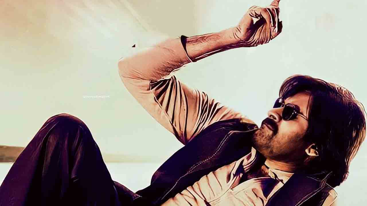 ఇప్పటికే ఫేస్‌బుక్‌, ట్విట్టర్‌ వంటి సామాజిక మాధ్యమాలతో పవన్‌ కళ్యాణ్‌ ఫ్యాన్స్‌కు చేరువలో ఉన్నారు.