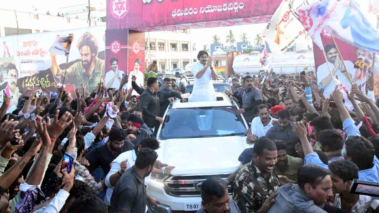తన సినిమాల అప్‌డేట్స్‌ కంటే కూడా రాజకీయంగానే తన సోషల్‌మీడియా అకౌంట్లను పవన్‌ కళ్యాణ్‌ వాడుతున్నారు. సామాజిక మాధ్యమంగా వైఎస్‌ జగన్‌, వైఎస్సార్‌సీపీ పార్టీని ఏకిపారేస్తున్నారు.