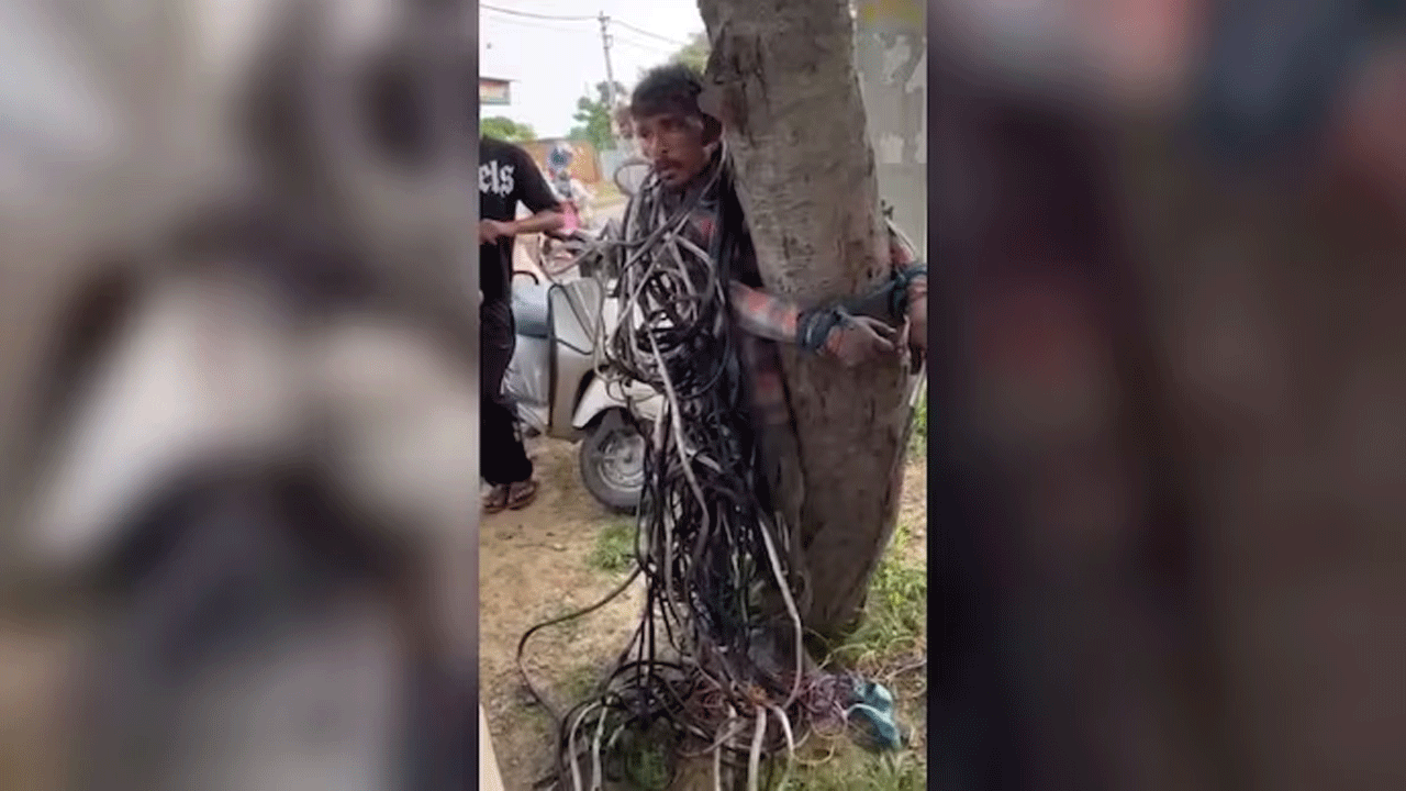 దారుణం : ప‌వ‌ర్ కేబుల్స్‌ను చోరీ చేశార‌నే అనుమానంతో చెట్టుకు క‌ట్టేసి కొట్టారు..!