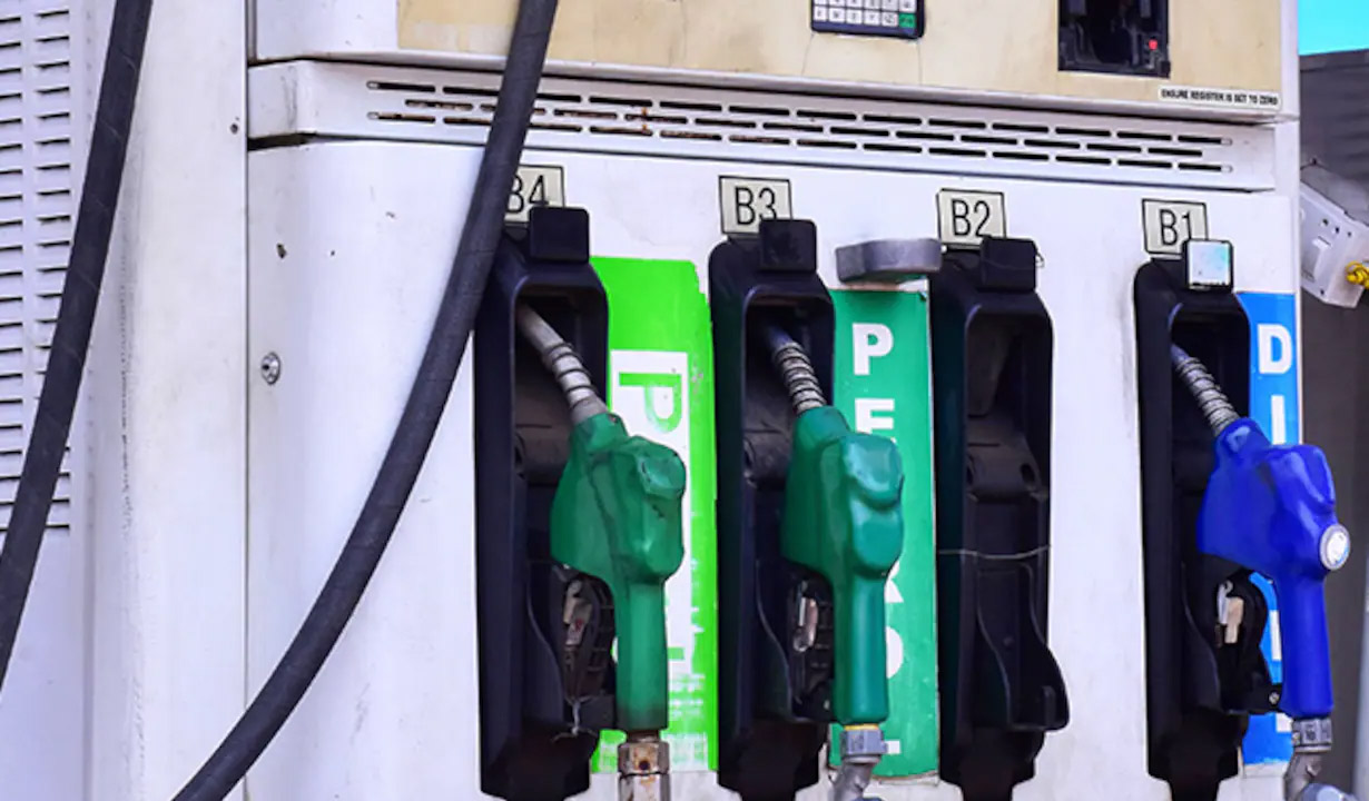 Maharashtra – Petrol | ముంబై పరిధిలో పెట్రోల్, డీజిల్ పై వ్యాట్ తగ్గింపు.. కారణమిదేనా..?!