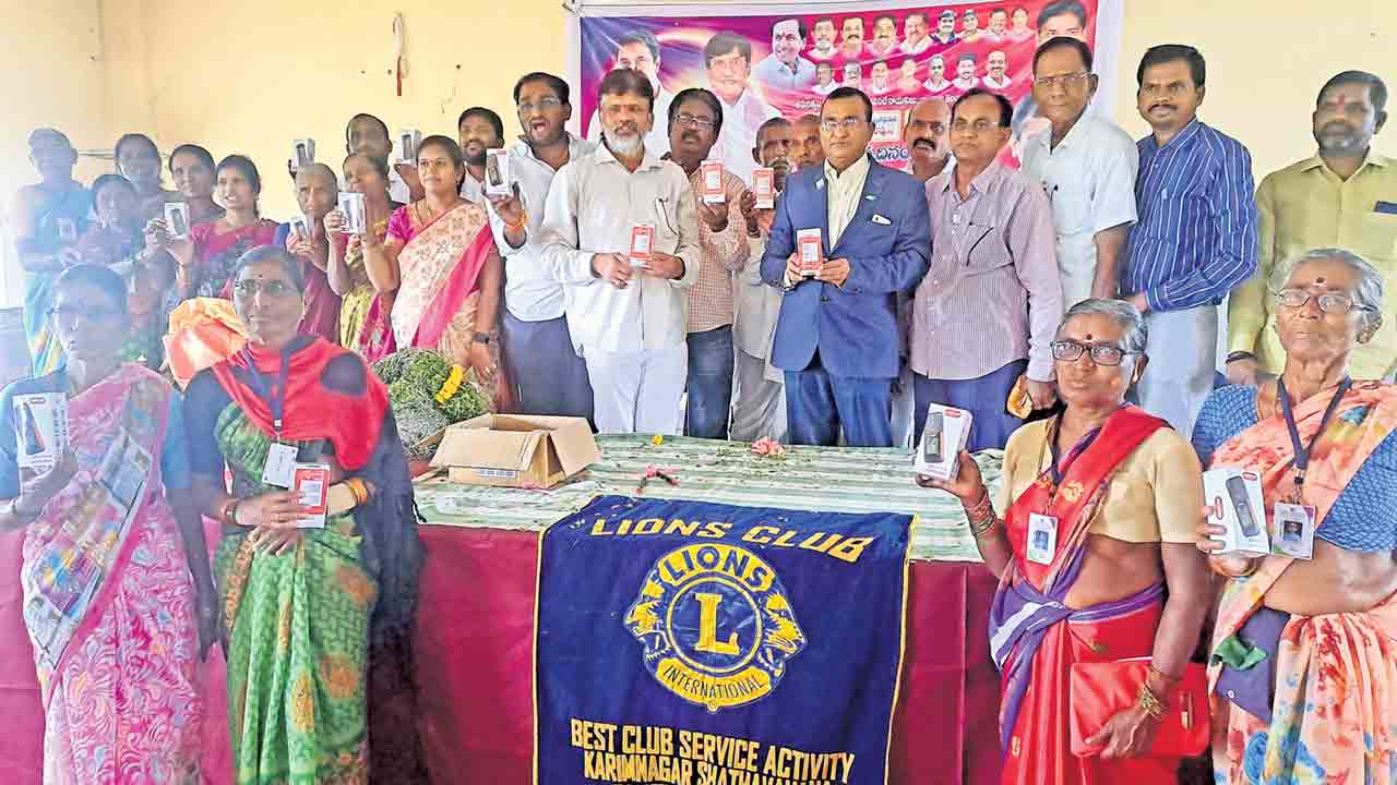 కేటీఆర్‌, వినోద్‌ బర్త్‌డే సందర్భంగా స్మార్ట్‌ఫోన్ల పంపిణీ