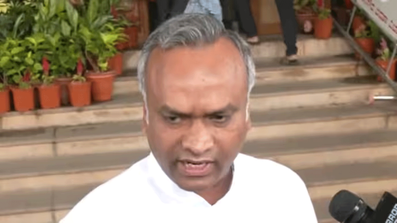 Priyank Kharge | జైన్ స‌న్యాసి హ‌త్య‌కు మతం రంగు పులుముతున్న బీజేపీ : కాంగ్రెస్‌