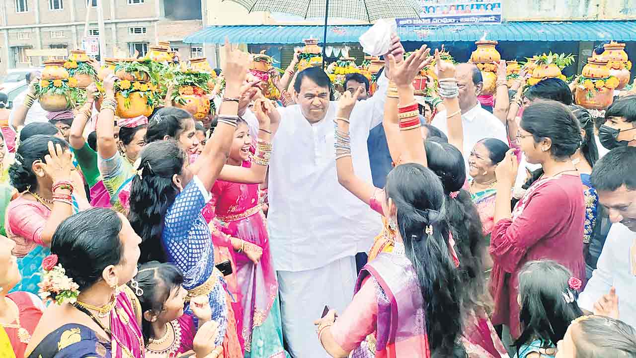 బోనమెత్తిన సభాపతి పోచారం