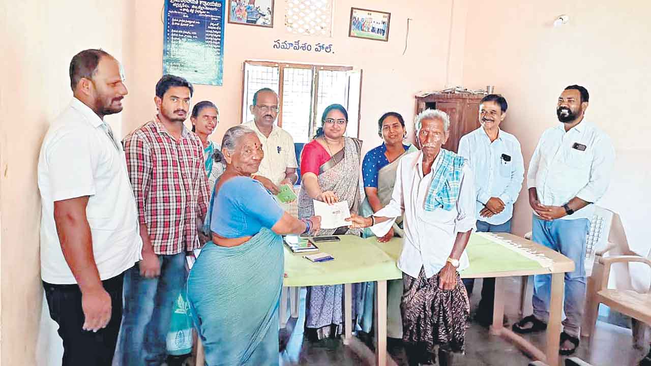 MLA Seethakka | కాంగ్రెస్‌ ఎమ్మెల్యే సీతక్క తల్లిదండ్రులకు పోడు పట్టా.. ప్రతి గడపకు కేసీఆర్‌ సంక్షేమ పథకాలు దక్కుతాయనడానికి ఇదే నిదర్శనం!