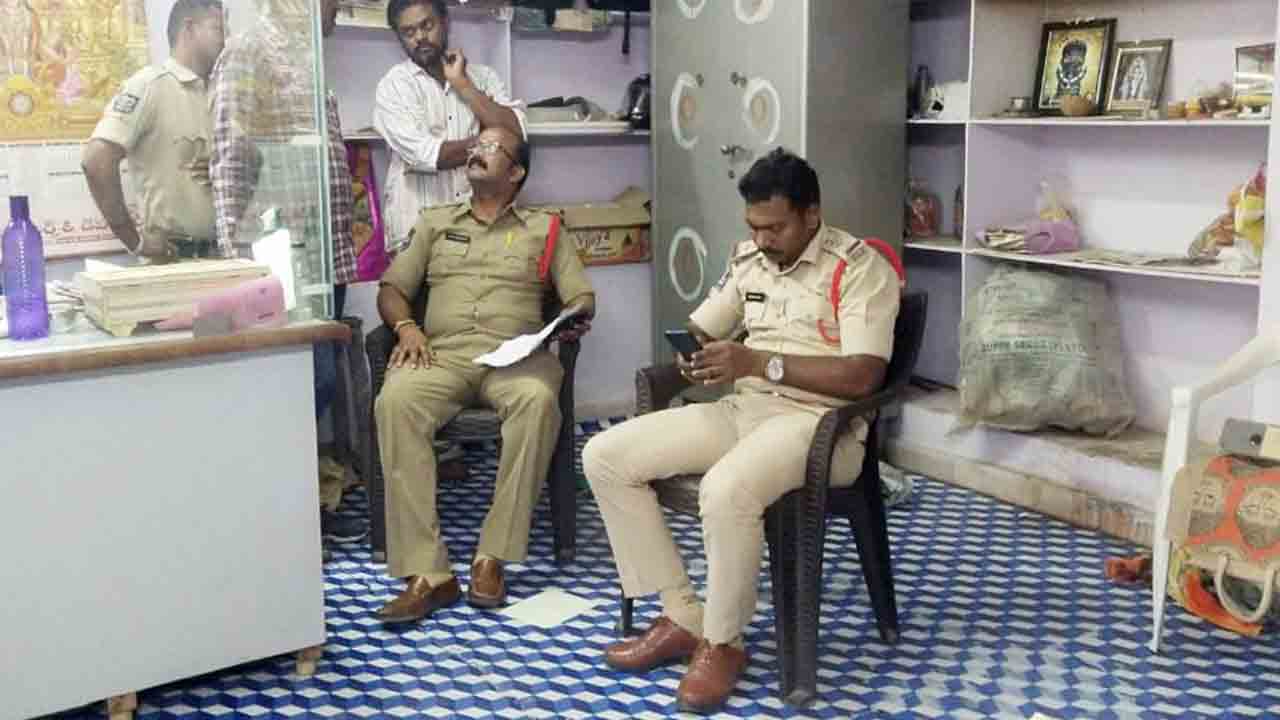 అక్రమ వడ్డీ వ్యాపారులపై కొరడా