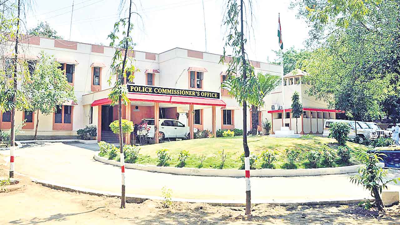 పోలీస్‌ శాఖలో బదిలీలు