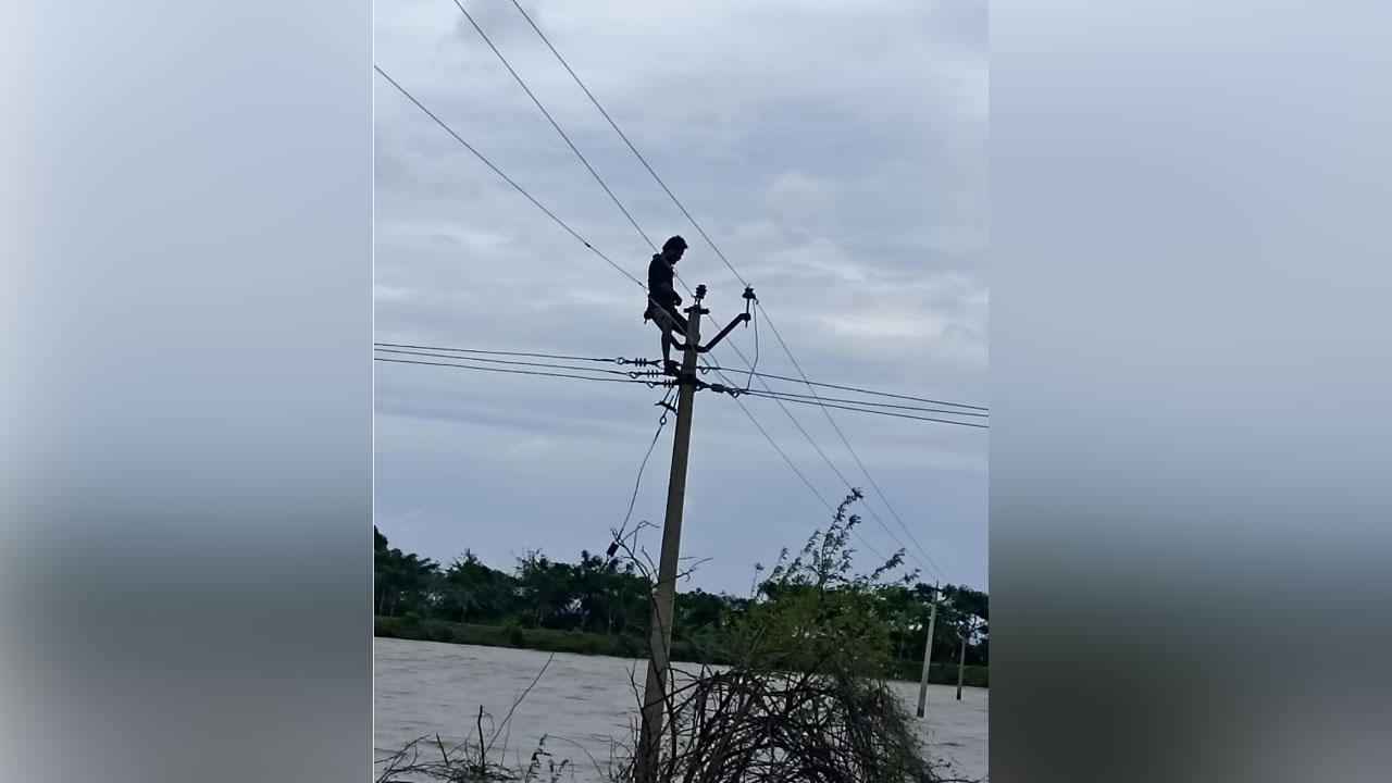 Suryapeta | కరెంట్ కోసం ప్రాణాలకు తెగించి.. జోరు వానలో విద్యుత్ స్తంభం ఎక్కి..