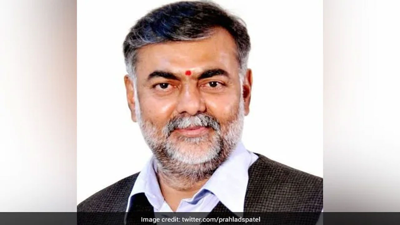 Union Minister Prahlad Singh Patel: కేంద్ర మంత్రి ప్ర‌హ్లాద్ సింగ్ ప‌టేల్‌కు వ్య‌తిరేకంగా భారీగా నిర‌స‌న‌లు