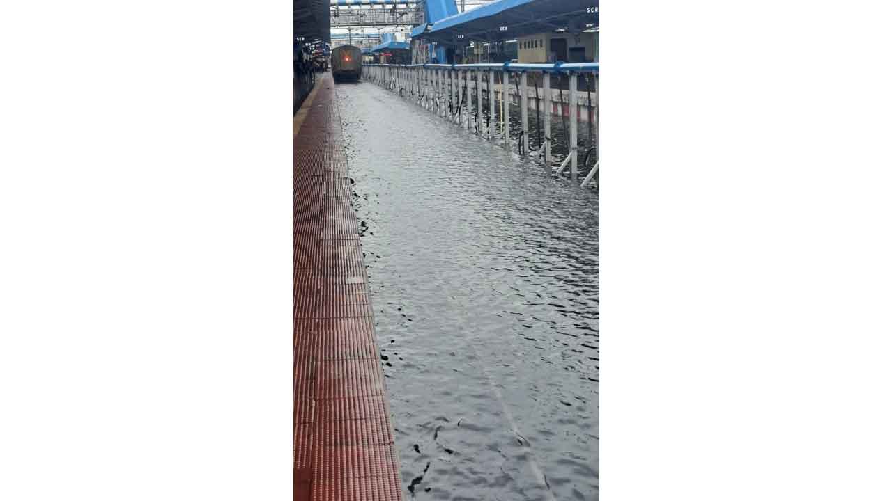 కాజీపేట జంక్షన్‌లో పట్టాలపైకి వరద