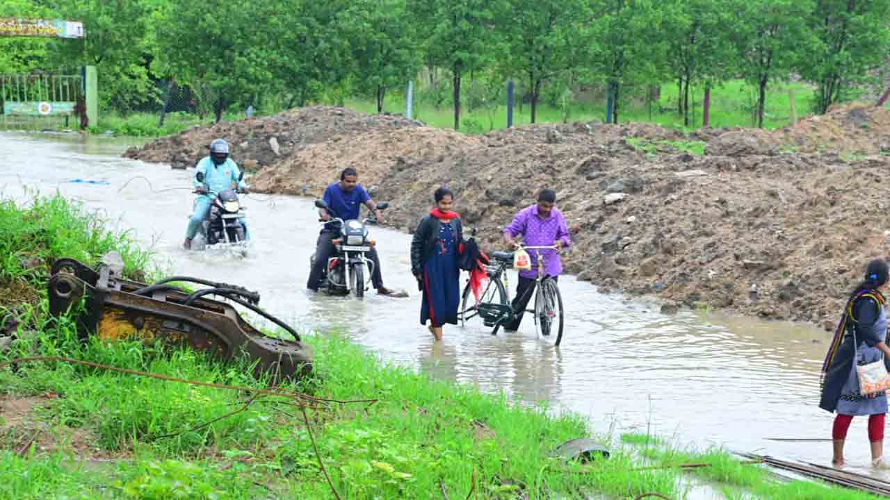 Nizamabad | జిల్లాలో భారీ వర్షాలు.. మాధవనగర్ వద్ద తెగిన తాత్కాలిక రోడ్డు