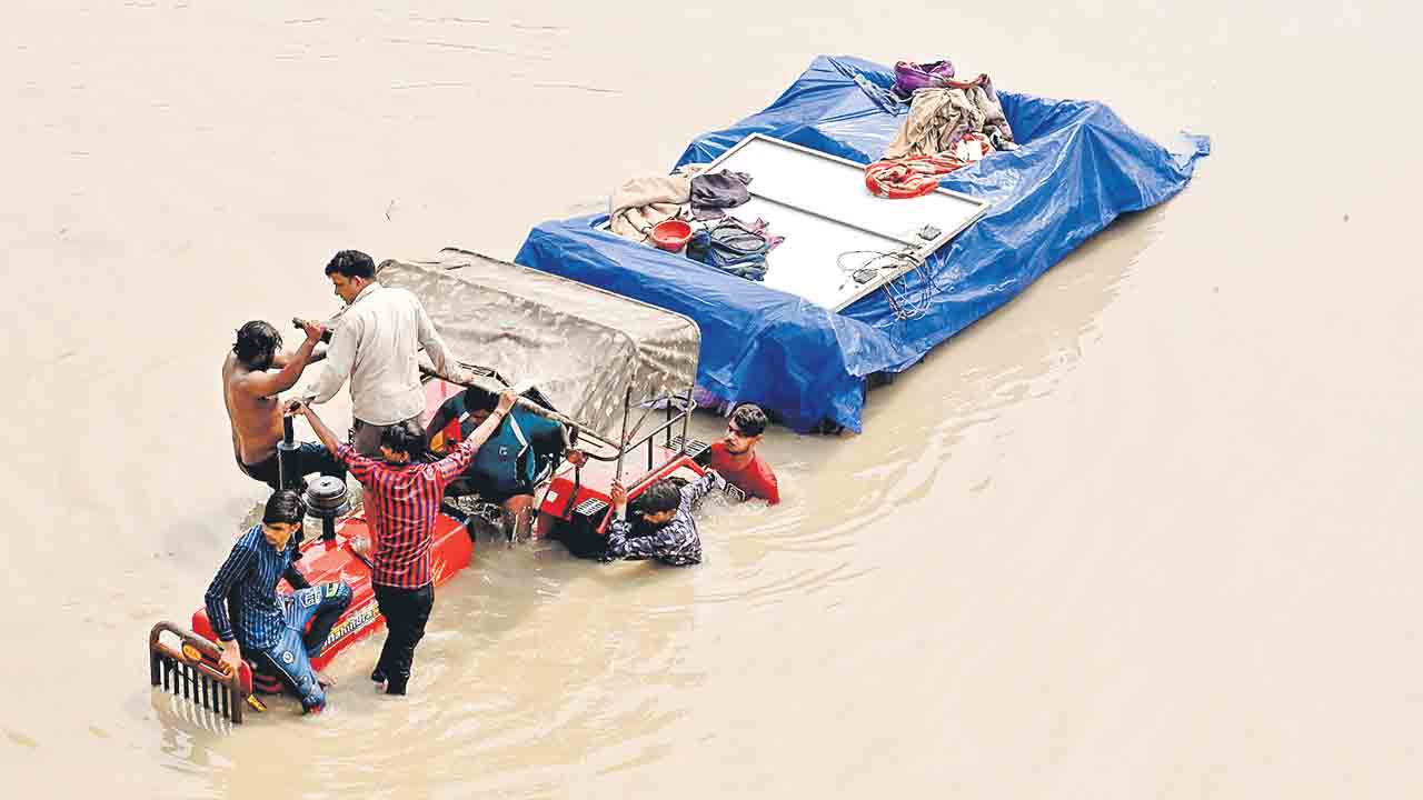 ఢిల్లీ.. ఆగమాగం..