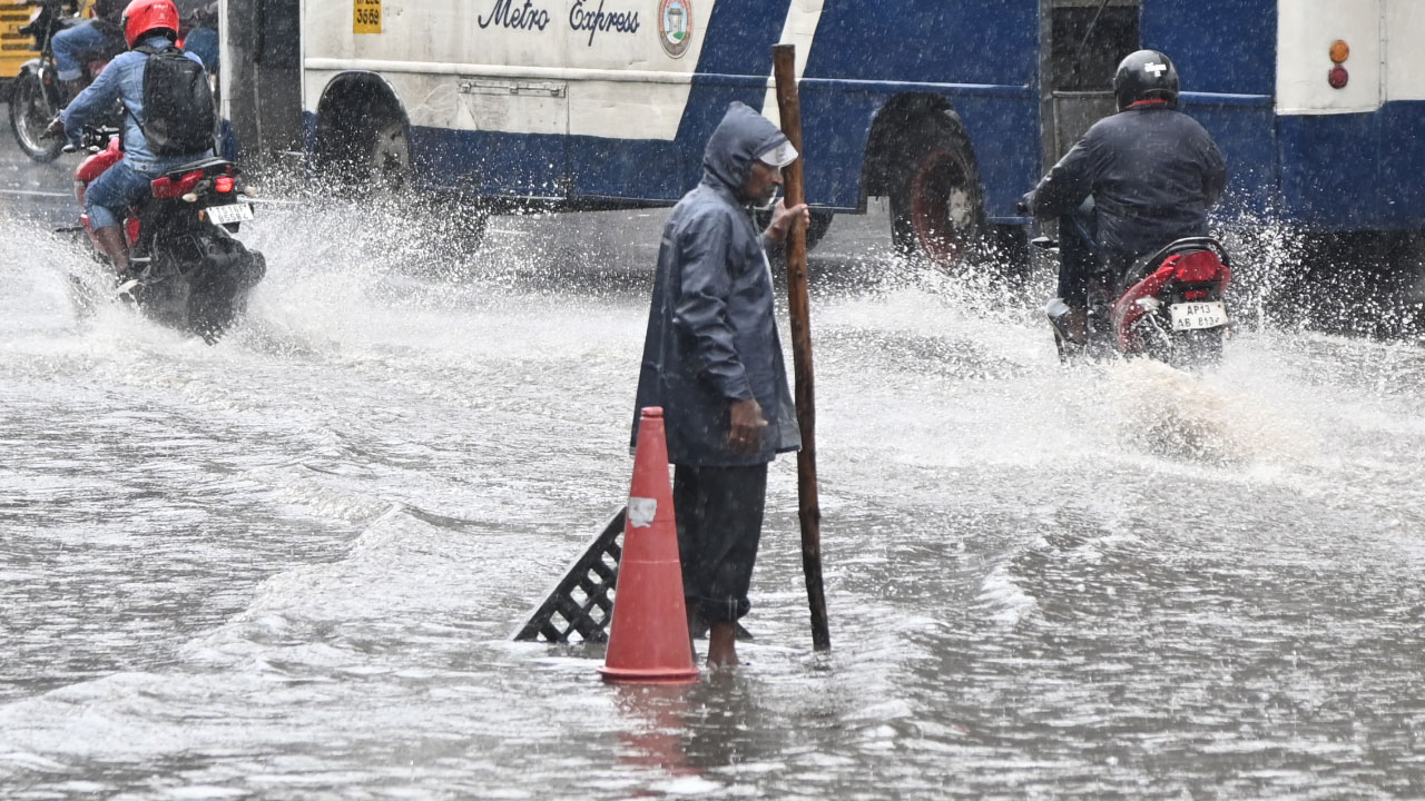 Hyderabad | హైద‌రాబాద్‌లో దంచికొడుతున్న వాన.. రాత్రికి మరింత పెరిగే ఛాన్స్‌.. అవసరమైతే తప్ప బయటకు రావద్దు!