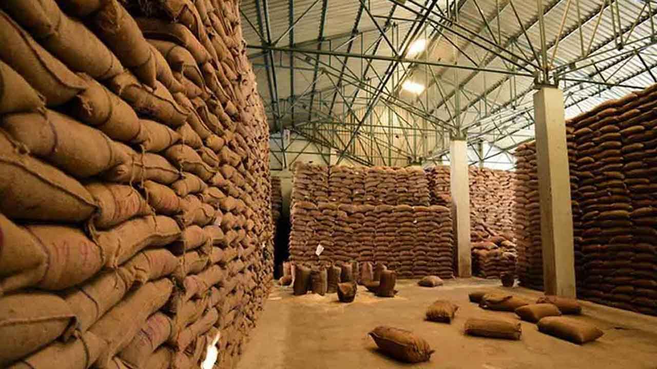 Rice Shortage | బియ్యం కొరత ఉందంటూనే.. 4 నెలలుగా గోదాముల్లోనే రా రైస్ మక్కపెడుతున్న కేంద్రం.. ఎందుకింత జాప్యం!