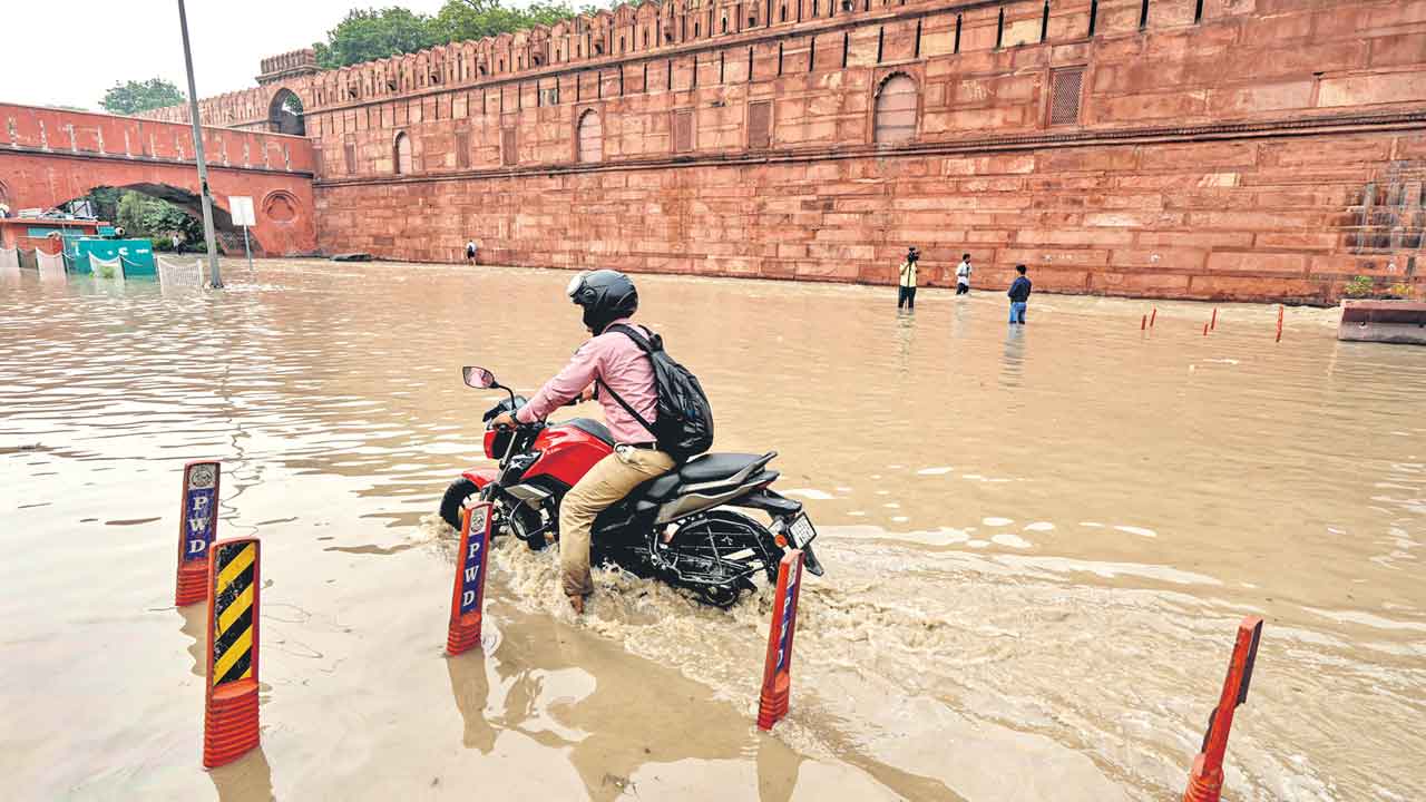 Delhi | ఎర్రకోటను తాకిన యమున.. ఢిల్లీలో పాఠశాలలు, దవాఖానలు, శ్మశానవాటికలు సైతం బంద్‌