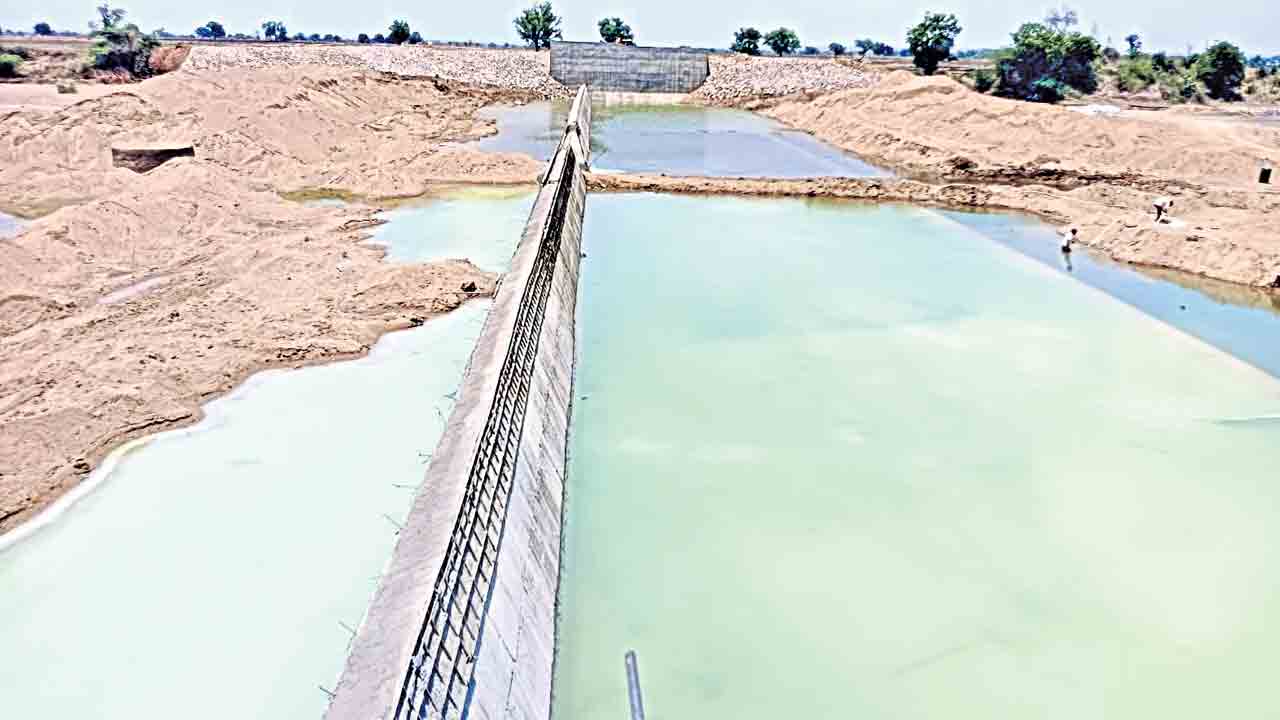 చెక్‌ డ్యాంలతో.. నీటి నిల్వలు..