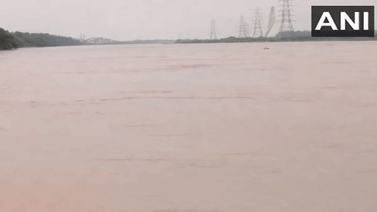 Delhi Floods | యుమ‌నా న‌దిలో పెరిగిన నీటి ప్ర‌వాహం : డేంజ‌ర్ మార్క్ దాట‌డంతో అల‌ర్ట్‌