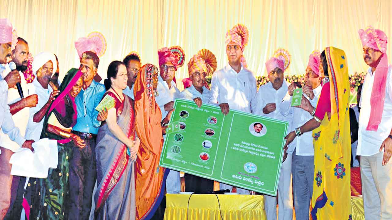 పోడు పట్టాలు పంపిణీ చారిత్రాత్మకం