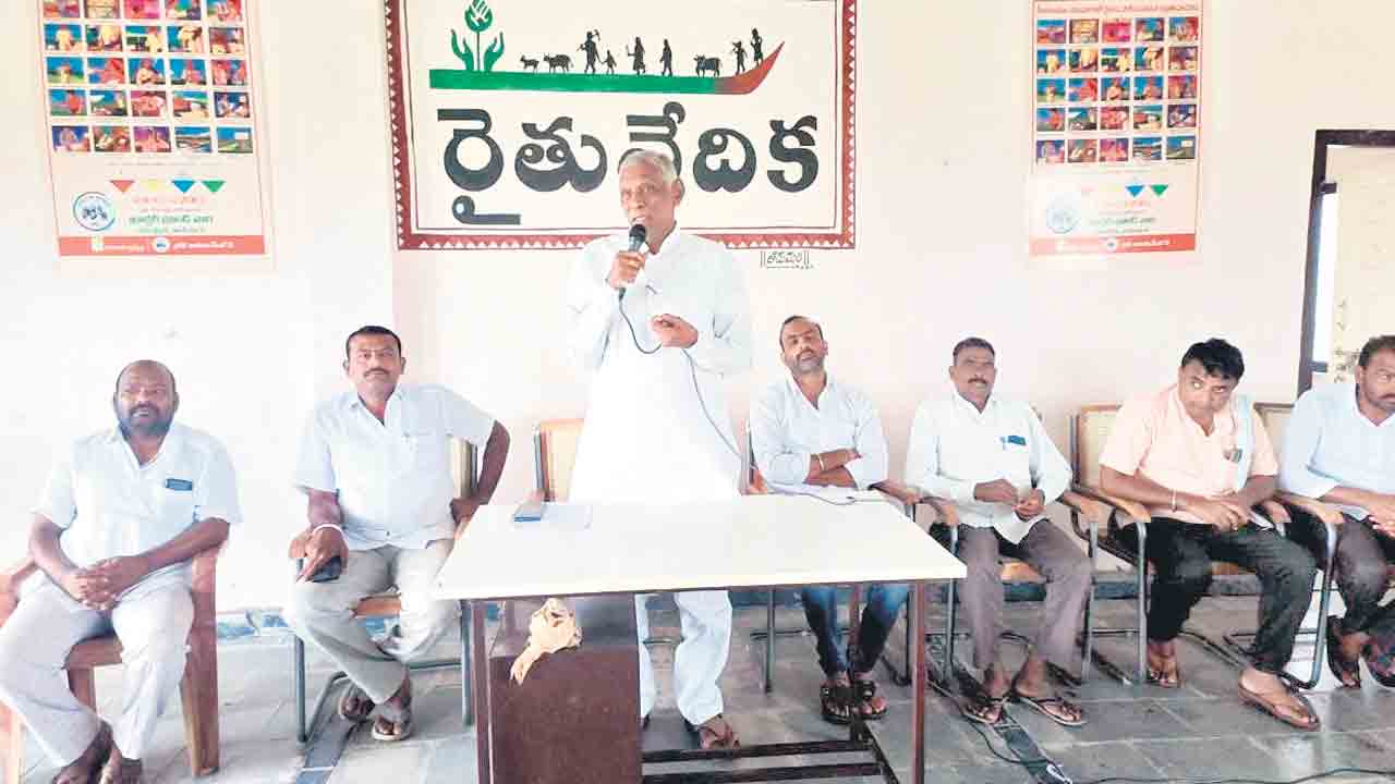 కరెంటు వైఖరిపై నిలదీయాలి