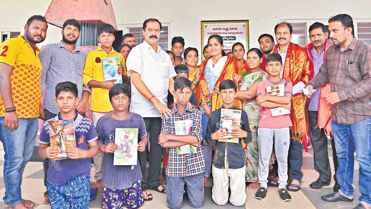 చెత్తకుప్పల నుంచి చదువులమ్మ ఒడికి