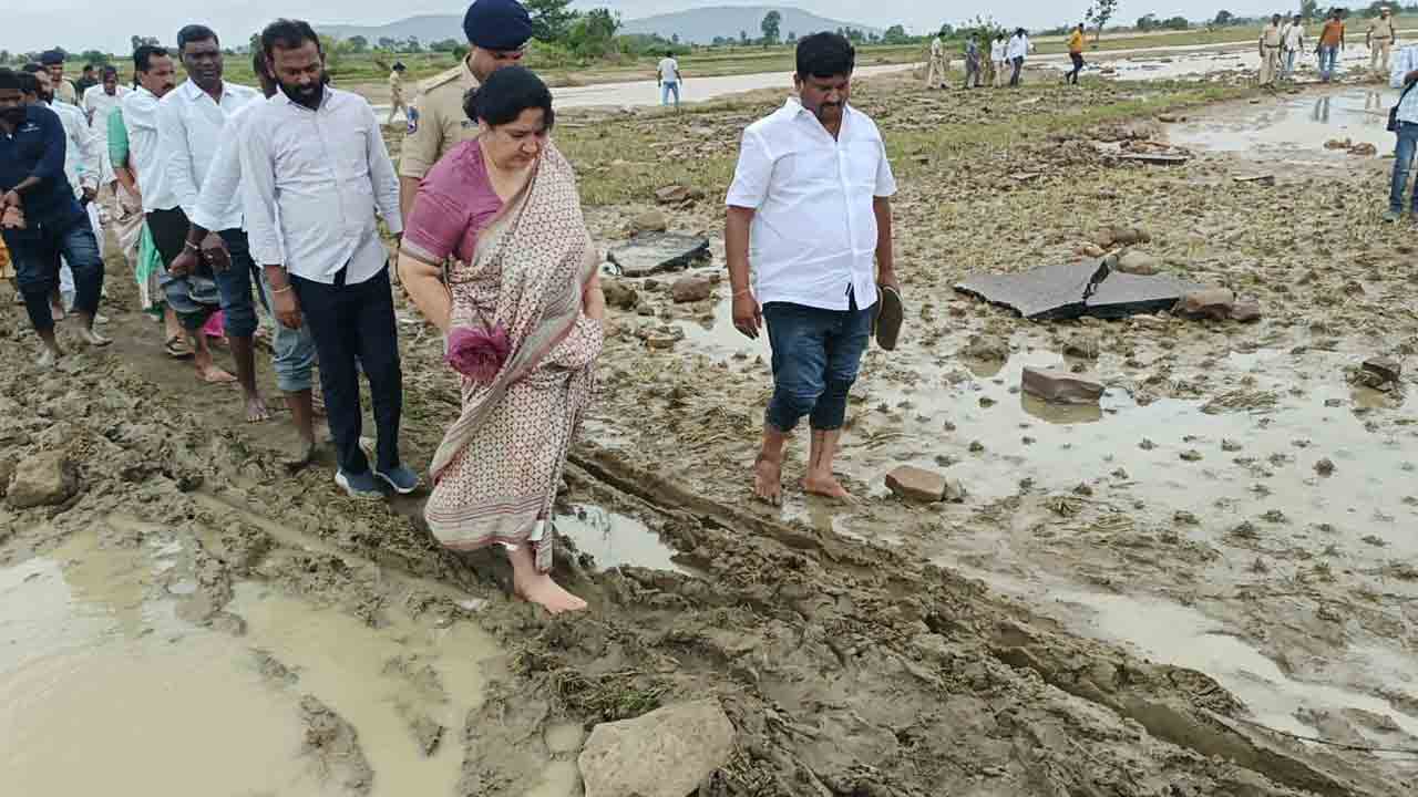 Minister Satyavathi Rathod | బురదలో నడుచుకుంటూ వెళ్లీ..బాధితులను ఓదార్చి..