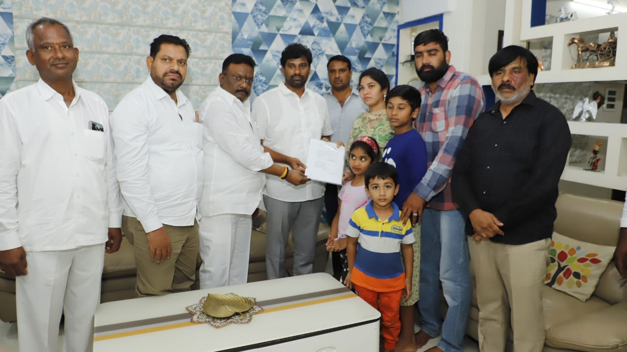 Saichand wife | సాయిచంద్ స‌తీమ‌ణి వేద ర‌జ‌నీకి గిడ్డంగుల శాఖ కార్పొరేష‌న్ నియామ‌క ప‌త్రం అంద‌జేత‌