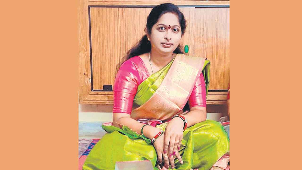 గోడకేసి కొట్టి.. చున్నీతో ఉరేసి